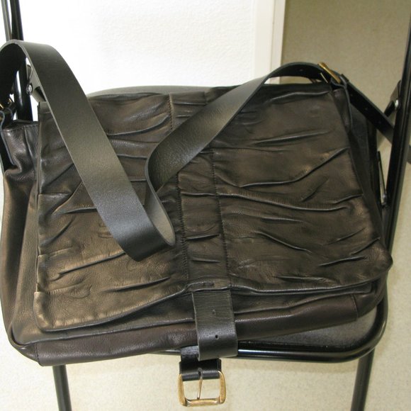 French designed - fabricated, extremely stylish, fully cow leather bag - Picture 3 of 8